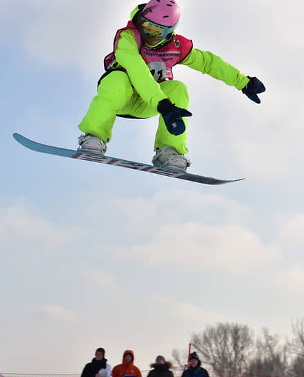 Всероссийские соревнования памяти спортсменки Полины Петроченко по сноуборду в трех дисциплинах – биг-эйр (ВА), сноуборд-кросс (SBX) и параллельный слалом (PSL)  на территории сноуборд-парка &quot;Горский&quot;. Участник соревнований во время прохождения трассы.