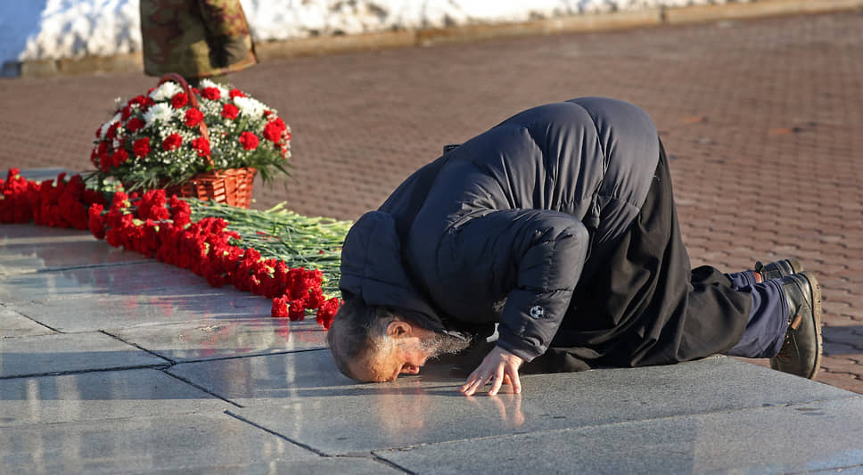 Акция возложения цветов в Барнауле к Мемориалу Славы в честь 80-ой годовщины разгрома немецко-фашистских войск в Сталинградской битве.