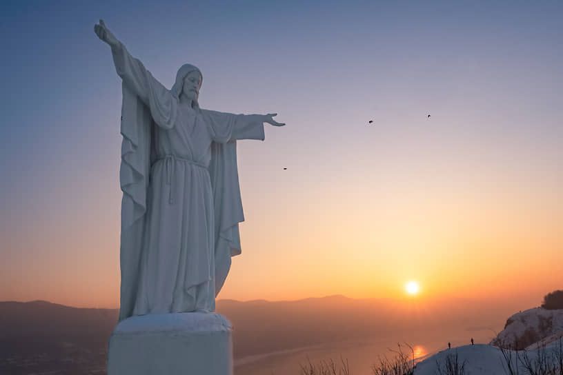 Статуя Иисуса Христа во время заката, установленная в Красноярске.