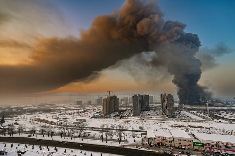 Пожар в складском комплексе в Красноярске.
