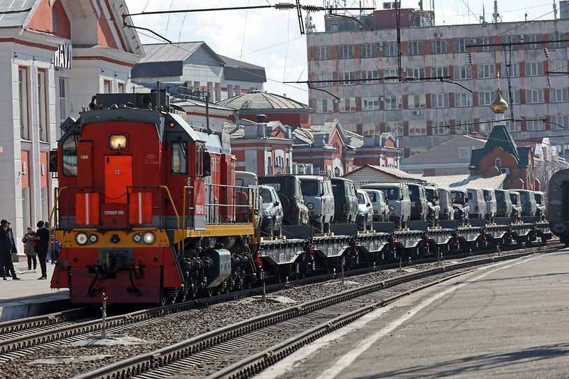 Отправка гуманитарного груза в рамках акции «Поезд Победы» а барнаульском железнодорожном вокзале 