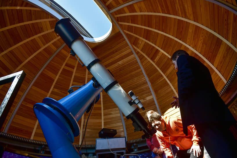 Посетители &quot;Большого новосибирского планетария&quot; во время наблюдения в телескоп за Солнцем