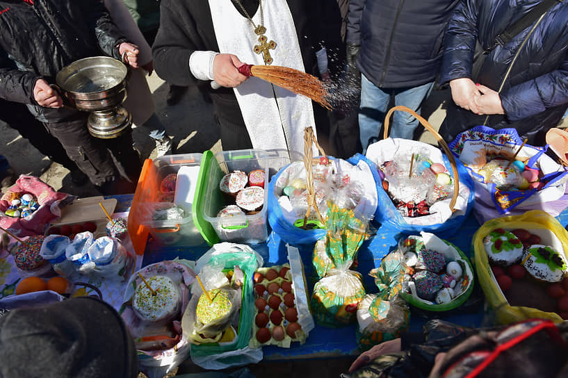 Чин освящения пасхальных куличей, яиц и пасхи в канун Светлого Христова Воскресения на территории Вознесенского кафедрального собора Новосибирска