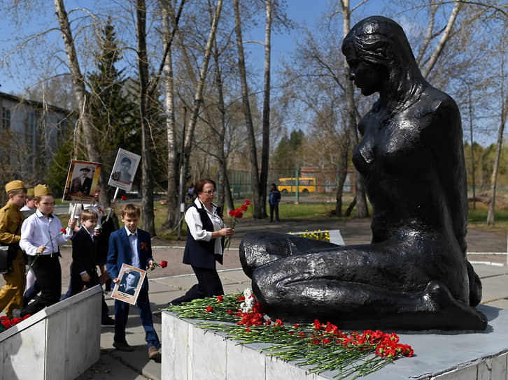 Патриотическая акция «Помнит мир спасенный». Преподаватели и учащиеся Дома детского творчества во время возложения цветов к памятнику партизанки Лизы Чайкиной в Омске