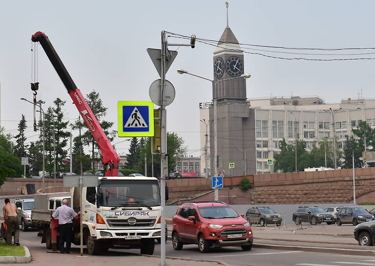 Виды Красноярска. Городские часы у здания Администрации Красноярска