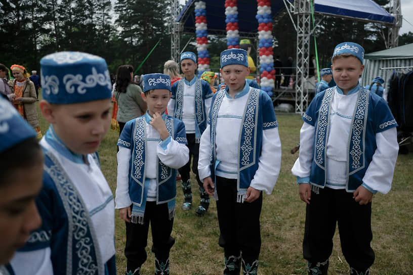 Празднование Сабантуя (окончания весенних полевых работ у татар и башкир) в городе Прокопьевске, Кемеровская область. Молодые люди в национальных татарских костюмах