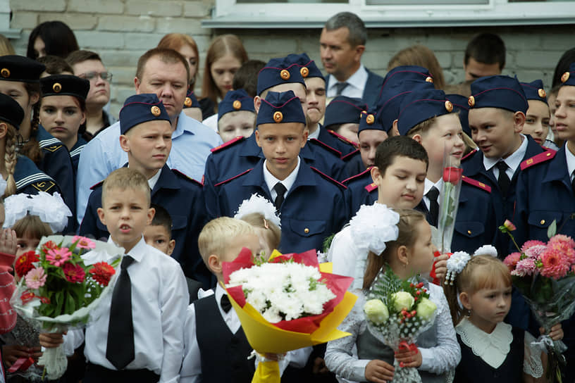 Торжественная линейка в МБОУ СОШ №46 им. героя России Сергея Амосова в Новосибирске.