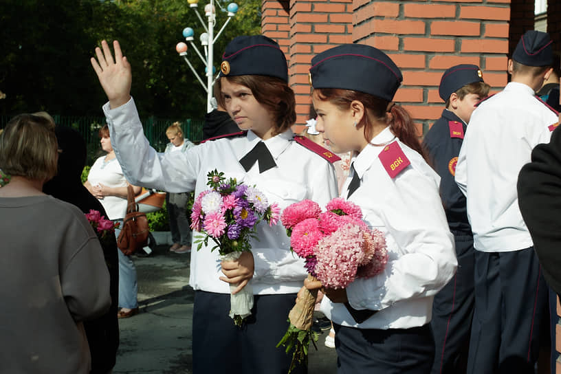 Торжественная линейка в МБОУ СОШ №46 им. героя России Сергея Амосова в Новосибирске.