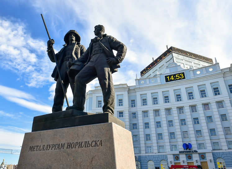 Скульптурная композиция «Металлургам Норильска» на фоне здания горно-металлургической компании &quot;Норникель&quot; на Гвардейской площади