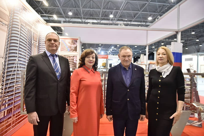 Руководители компании ООО "Аксоид" Жанна и Игорь Афонины (в центре) с партнерами