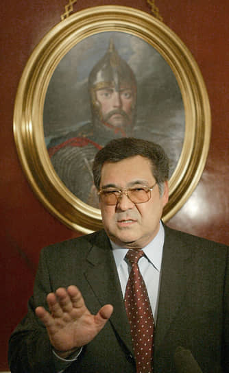 2003 год. Губернатор Кемеровской области Аман Тулеев во время заседания Государственного совета в Кремлевском дворце
