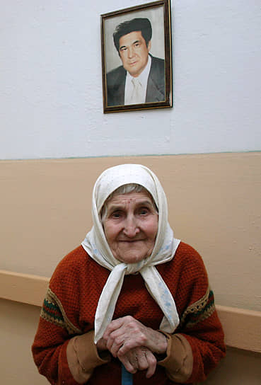 2005 год. Пожилая женщина и портрет Амана Тулеева в коридоре Дома престарелых в Кемеровской области 