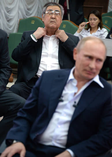 2013 год. Президент России Владимир Путин (справа) и губернатор Кемеровской области Аман Тулеев (слева) во время неформальной встречи с шахтерами Кемеровской области и родственниками горняков, погибших в результате взрывов на шахте «Распадская» в 2010 году