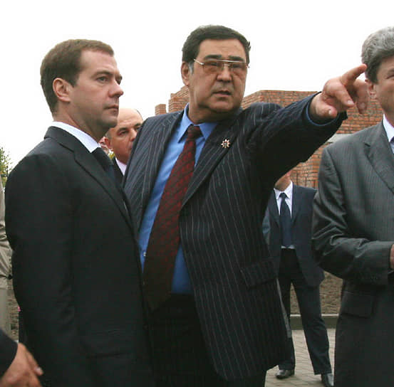 2006 год. Первый заместитель председателя Правительства России Дмитрий Медведев (слева), губернатор Кемеровской области Аман Тулеев (справа)