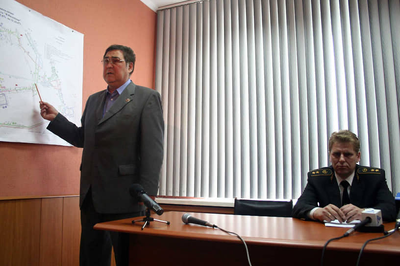 2007 год. Губернатор Кемеровской области Аман Тулеев (слева) во время пресс-конференции в штабе по ликвидации последствий взрыва метана на шахте «Юбилейная»