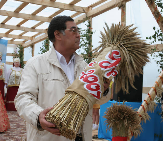 2007 год. Губернатор Кемеровской области Аман Тулеев на празднике урожая в Кемеровской области