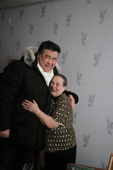 2010 год. Губернатор Кемеровской области Аман Тулеев на встрече с переселенными жильцами из ветхих квартир