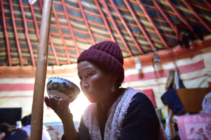 Повседневная жизнь кочевников-пастухов (чабанов) Барун-Хемчикского района Республики Тыва. Женщина с пиалой в юрте