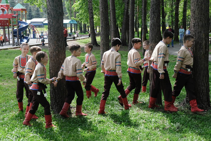 Празднование Дня защиты детей в Прокопьевске (Кемеровская область). Участники творческого коллектива в костюмах