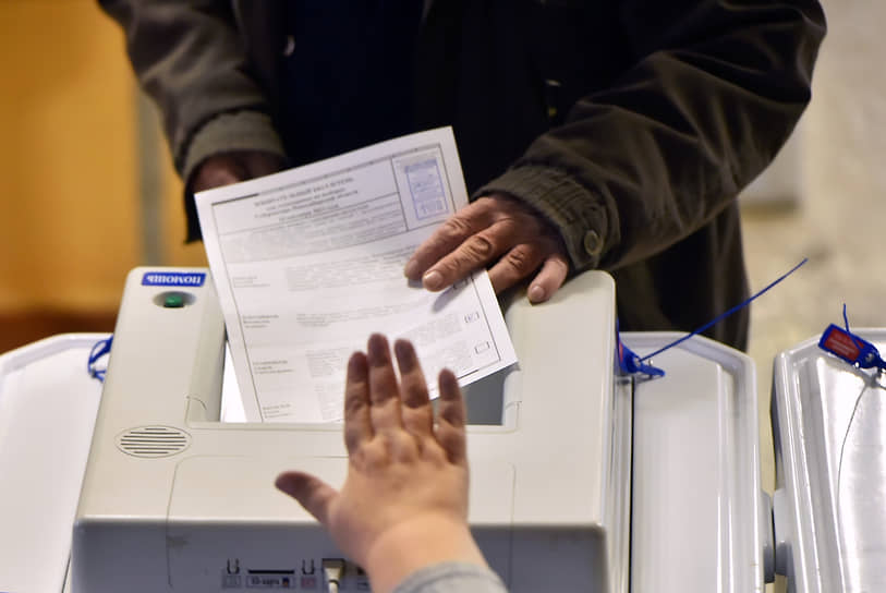 Избиратели на участке во время голосования на выборах губернатора Новосибирской области