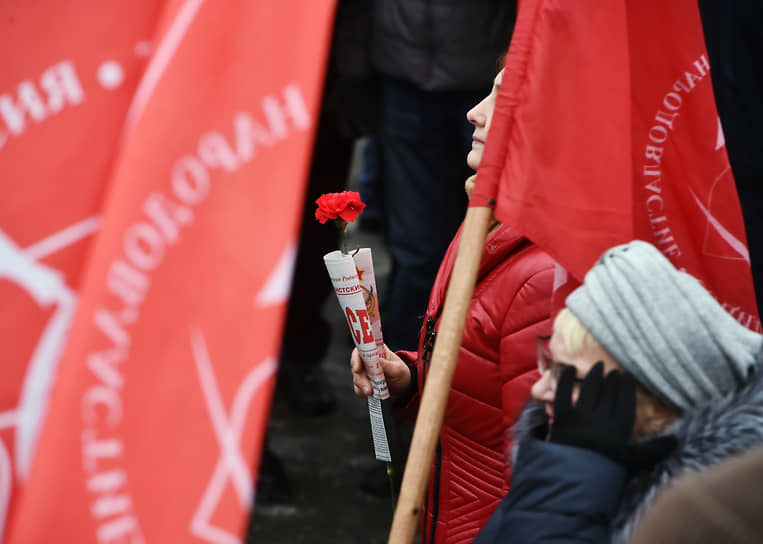 Демонстрация и митинг Новосибирского обкома КПРФ на площади Ленина в Новосибирске в честь 106-ой годовщины Великой Октябрьской социалистической революции