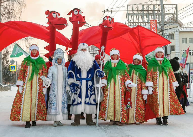 Карнавальное шествие новогодних игрушек в центре Новосибирска