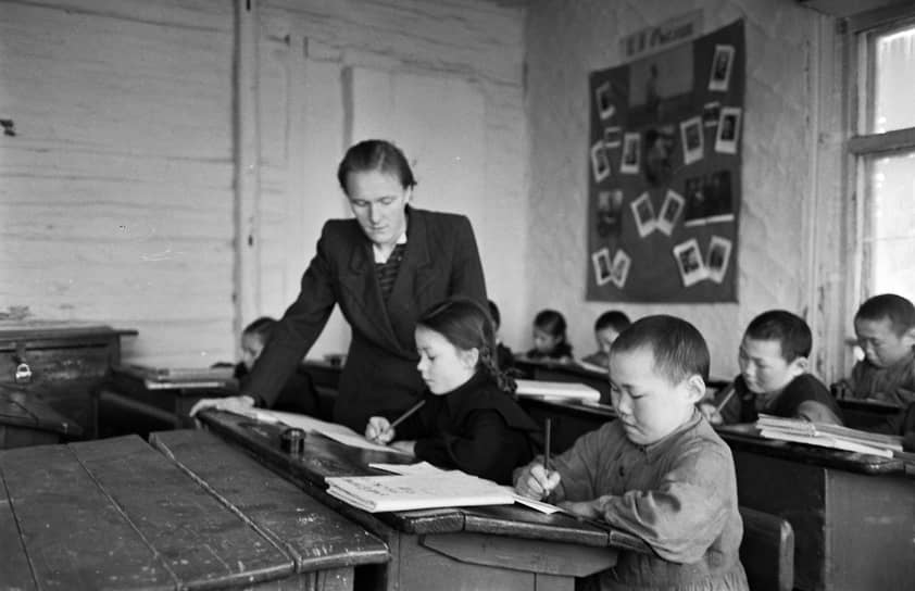 Урок в школе ведет А.П. Аксёнова. СССР, Таймырский национальный округ, 1956 год