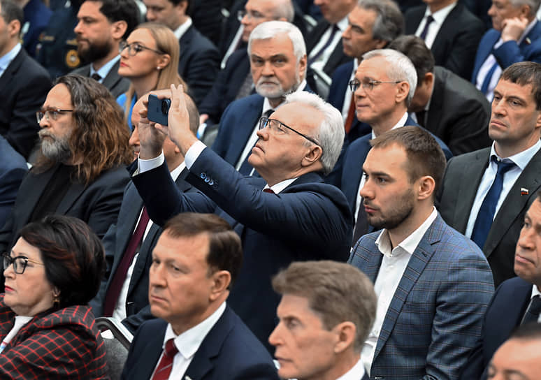 Церемония оглашения ежегодного Послания президента России Владимира Путина к Федеральному Собранию в Гостином дворе. Представитель в Совете Федерации России от законодательного органа  власти Красноярского края Александр Усс (в центре) во время церемонии