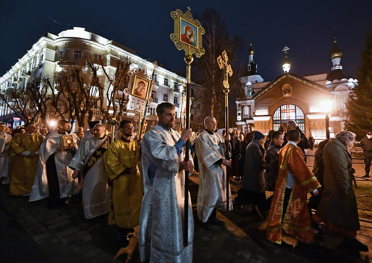 Праздничное Пасхальное богослужение в храме Святого Иоанна Предтечи в Красноярске. Священнослужители и верующие во время Крестного хода