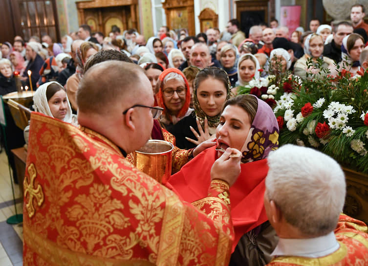 Праздничное Пасхальное богослужение в храме Святого Иоанна Предтечи в Красноярске. Священнослужители и верующие во время пасхальной службы