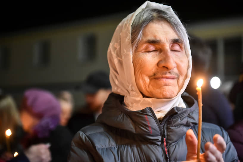 Верующие во время богослужения в Вознесенском кафедральном соборе Новосибирска