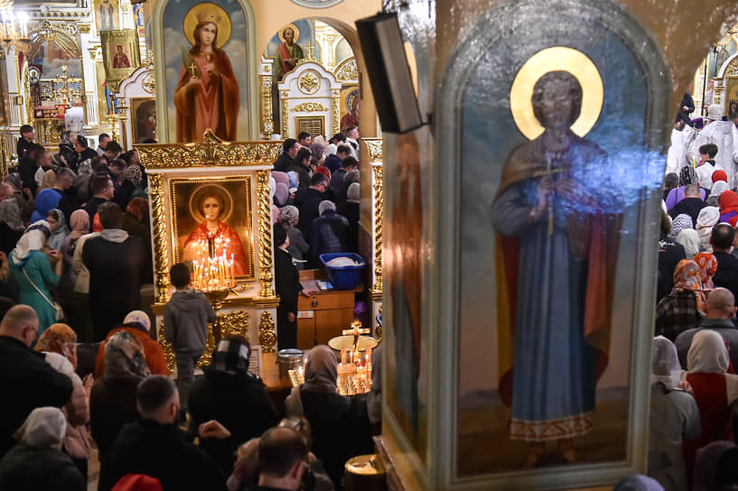 Верующие во время пасхальной службы в Вознесенском кафедральном соборе в Новосибирске