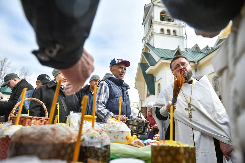 Освящение пасхальных куличей и яиц в канун Светлого Христова Воскресения у Вознесенского кафедрального собора Новосибирска. Клирик храма, протоиерей Димитрий Сальников во время чина освящения