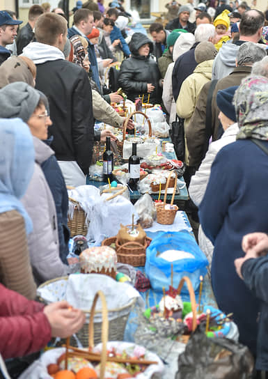 Освящение пасхальных куличей и яиц у Вознесенского кафедрального собора Новосибирска