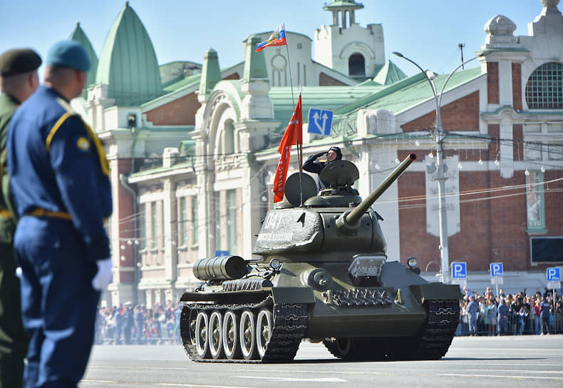 Май 2024 г. Россия, Новосибирская обл., Новосибирск
Военный парад на Площади Ленина, посвященный 79-ой годовщине Победы в Великой Отечественной войне. Танк &quot;Т-34&quot; во время парада