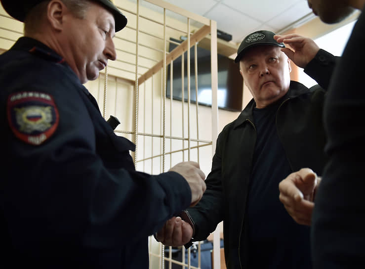 Бывший заместитель прокурора Новосибирской области Андрей Турбин (в центре