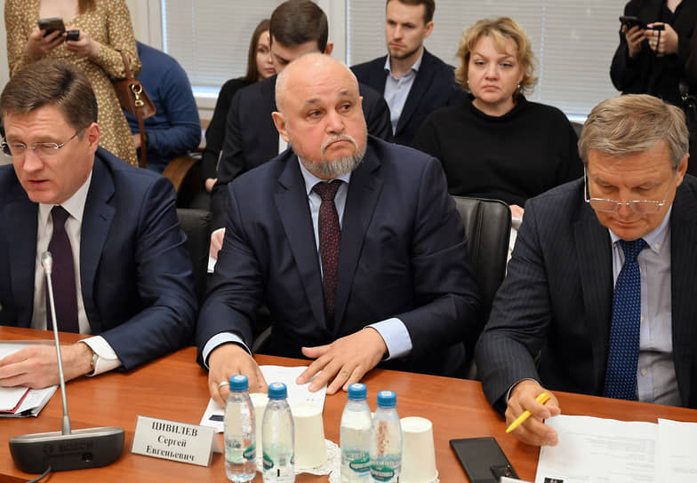 Встреча депутатов Государственной думы (ГД), входящих в комитеты ГД России, с кандидатами на должности министров в новом правительстве России. Кандидат на должность министра энергетики России губернатор Кемеровской области Сергей Цивилев (в центре), исполняющий обязанности заместителя председателя Правительства России Александр Новак (слева) и первый заместитель председателя комитета ГД России по энергетике Игорь Ананских (справа) во время встречи