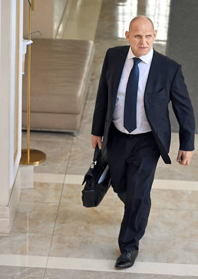 Александр Карелин, представитель в Совете Федерации России от законодательного органа государственной власти Новосибирской области, перед началом заседания