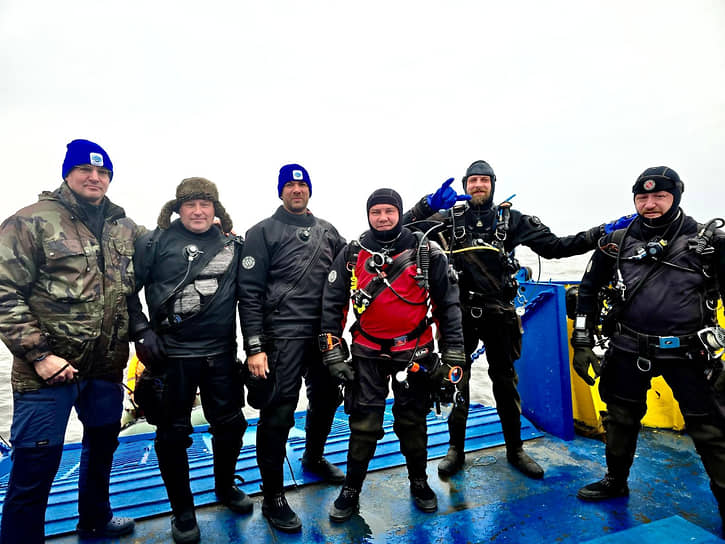 В команде экспедиции 12 человек: шесть профессиональных аквалангистов из норильского дайвинг-клуба «69 параллель», научные сотрудники, медик, фотограф и журналисты