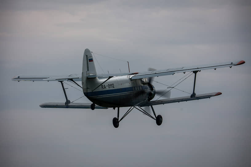 Самолет АН-2 перед выброской парашютистов во время показательных выступлений