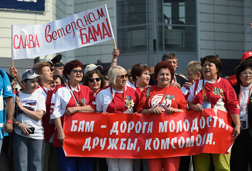 Праздничные мероприятия, посвященные 50-летию Байкало-Амурской магистрали (БАМ). Церемония встречи поездов из Хабаровска и Иркутска, символизирующая стыковку «золотого» звена БАМа. Ветераны БАМа во время церемонии на железнодорожном вокзале Тынды