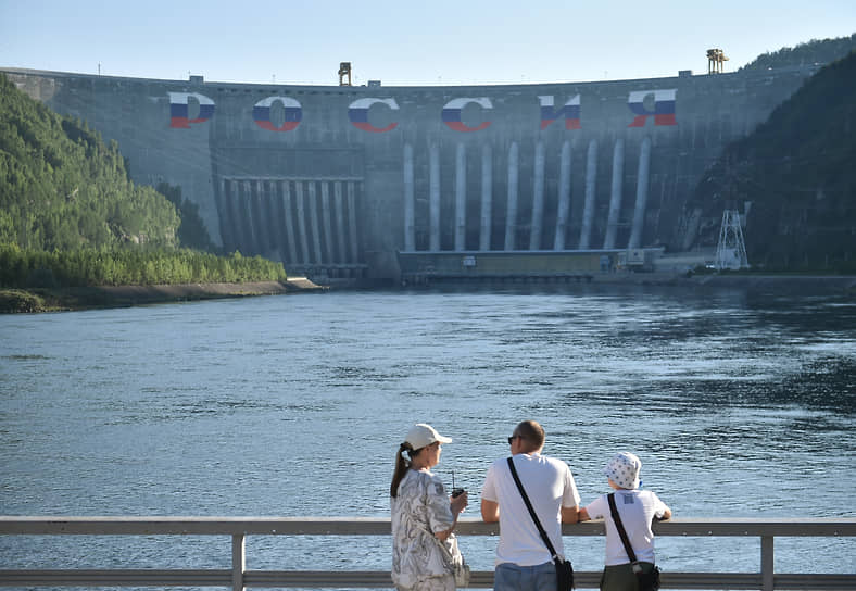 Саяно-Шушенская ГЭС — самая мощная гидроэлектростанция в России и седьмая по мощности среди ныне действующих гидроэлектростанций мира. Название станции связано с горным массивом Алтайских Саян и селом Шушенское, где когда-то находился в ссылке Владимир Ленин 