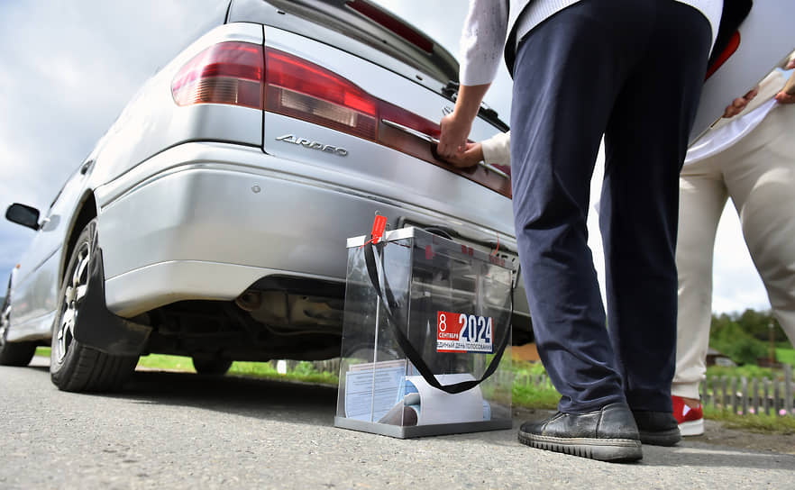 Единый день голосования 2024. Выборы главы Республики Алтай и депутатов в Государственное собрание — Эл Курултай Республики Алтай. Члены избирательной комиссии во время выездного голосования в селе Чоя