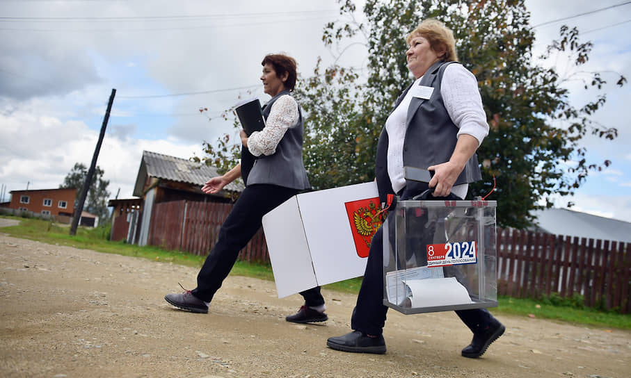 Члены избирательной комиссии во время выездного голосования, Республика Алтай