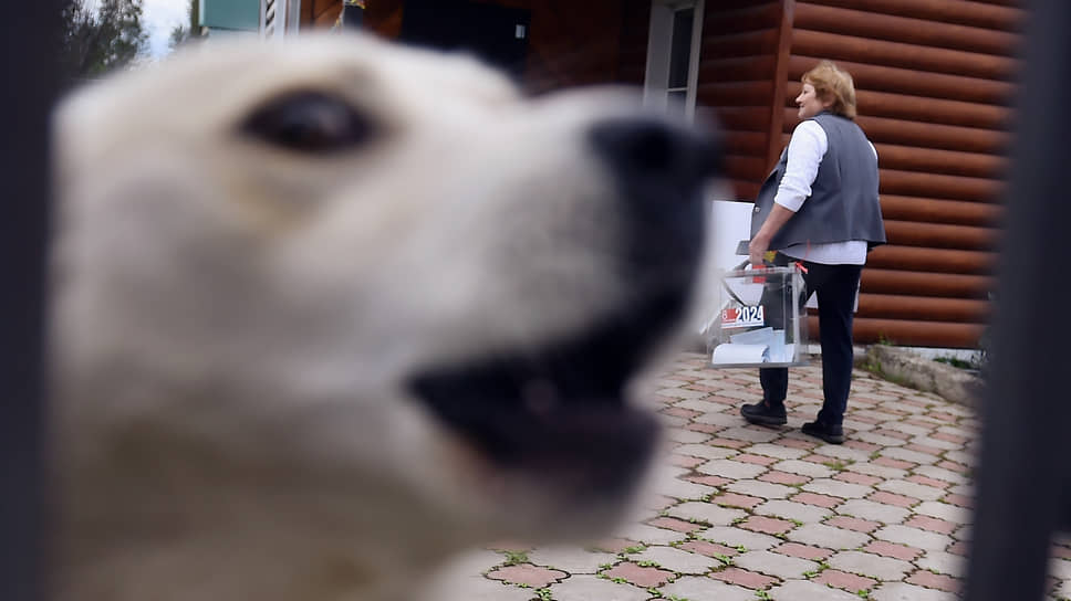  Члены избирательной комиссии во время выездного голосования в селе Чоя, Республика Алтай