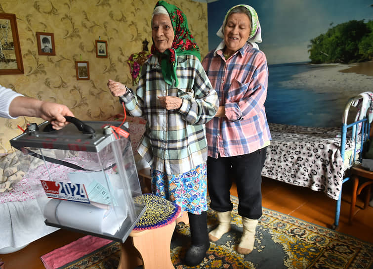 Единый день голосования 2024. Выборы главы Республики Алтай и депутатов в Государственное собрание — Эл Курултай Республики Алтай. Жители села Чоя во время голосования на дому