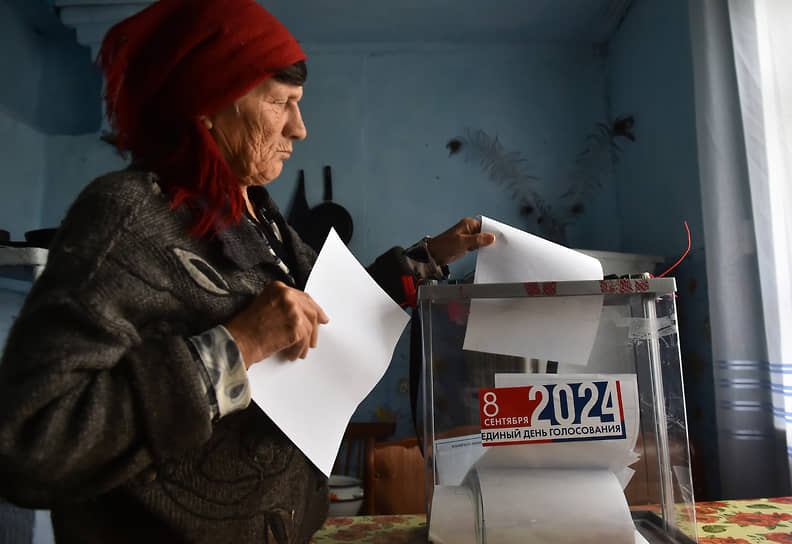 Единый день голосования 2024. Выборы главы Республики Алтай и депутатов в Государственное собрание — Эл Курултай Республики Алтай. Жители села Чоя во время голосования на дому