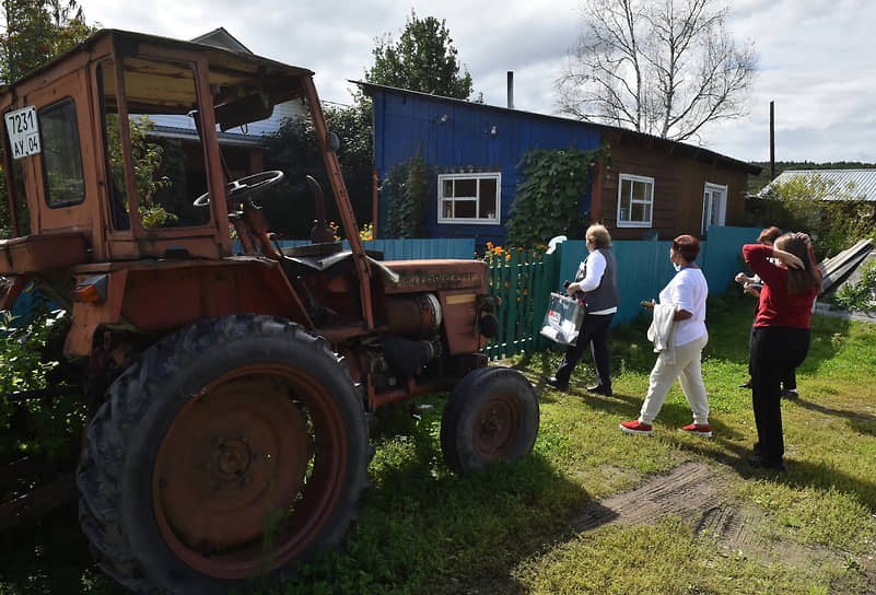 Единый день голосования 2024. Выборы главы Республики Алтай и депутатов в Государственное собрание — Эл Курултай Республики Алтай. Члены избирательной комиссии во время выездного голосования в селе Чоя