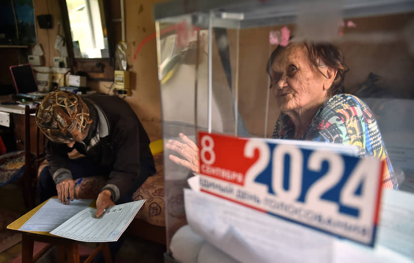 Единый день голосования 2024. Выборы главы Республики Алтай и депутатов в Государственное собрание — Эл Курултай Республики Алтай. Жители села Чоя во время голосования на дому