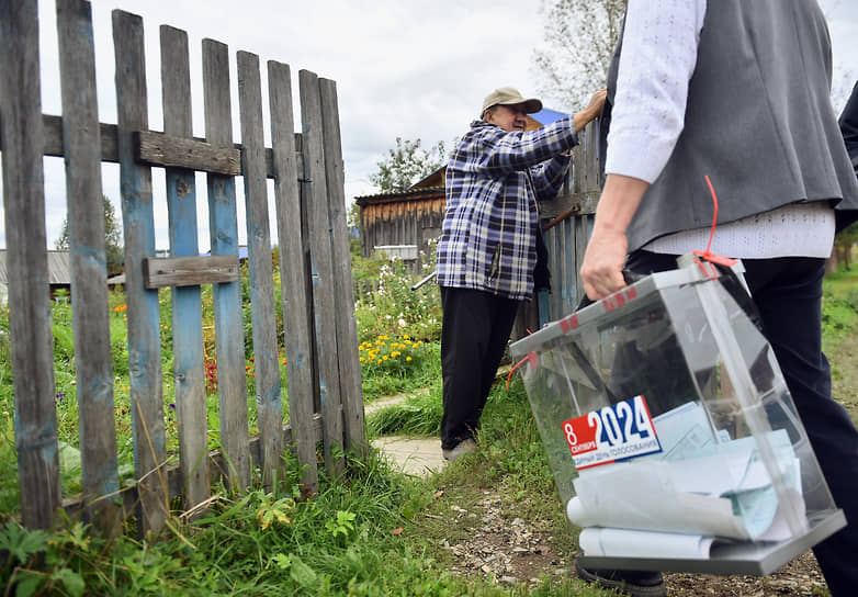 Единый день голосования 2024. Выборы главы Республики Алтай и депутатов в Государственное собрание — Эл Курултай Республики Алтай. Члены избирательной комиссии во время выездного голосования в селе Чоя